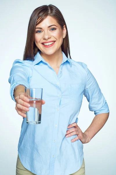 Mulher segurando vidro de água — Fotografia de Stock