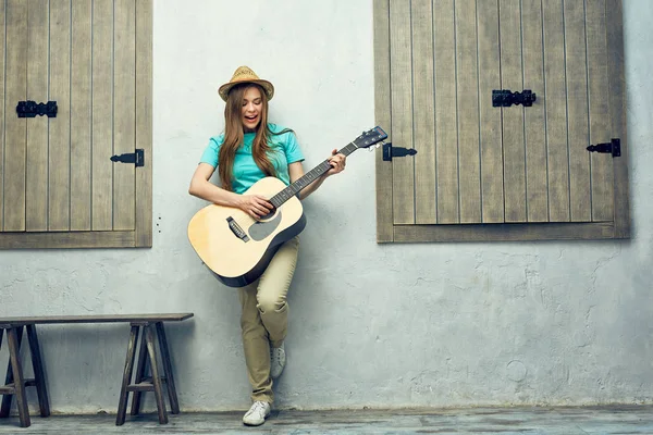 Positieve vrouw spelen gitaar — Stockfoto