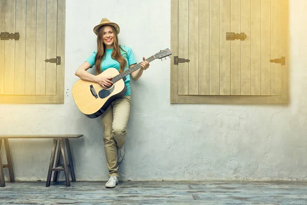 Χαμογελαστή γυναίκα παίζει κιθάρα — Φωτογραφία Αρχείου