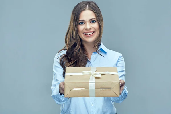 Vrouw in hemd holding geschenkdoos — Stockfoto
