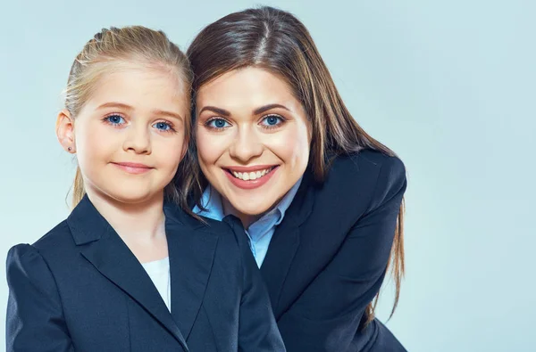 Lächelnde Geschäftsfrau umarmt Tochter — Stockfoto