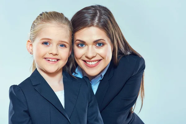 Lächelnde Geschäftsfrau umarmt Tochter — Stockfoto