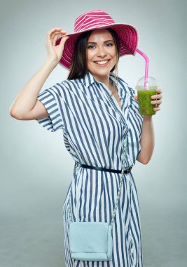 Gülümseyen kadın holding Detoks kokteyli.