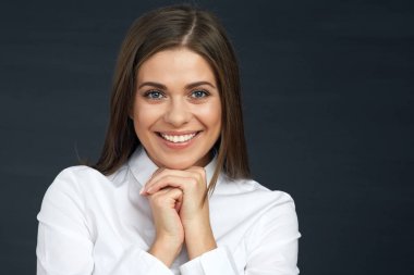 Genç iş kadını olumlu duygu yüzünde. 