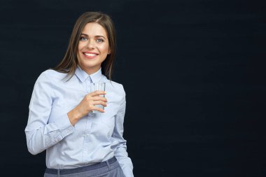 İş kadını holding su cam gülümseyen.