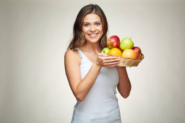 hasır sepet meyve ile tutan kadın