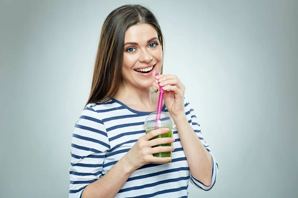 Jovem mulher bebendo bebida smoothie . — Fotografia de Stock