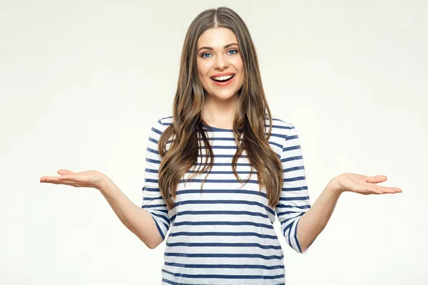 Mujer sonriente que presenta la mano vacía . —  Fotos de Stock