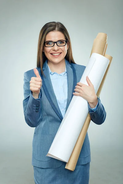 Architekt žena nosí brýle drží plány ukazuje palec u — Stock fotografie