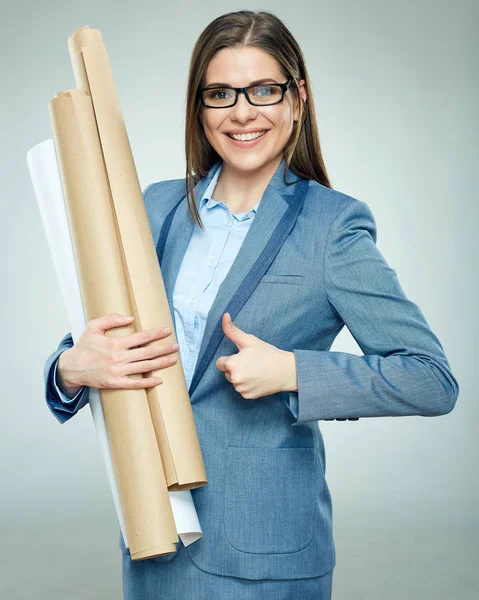 Arquitecta mujer con gafas sosteniendo planos muestra el pulgar hacia arriba —  Fotos de Stock