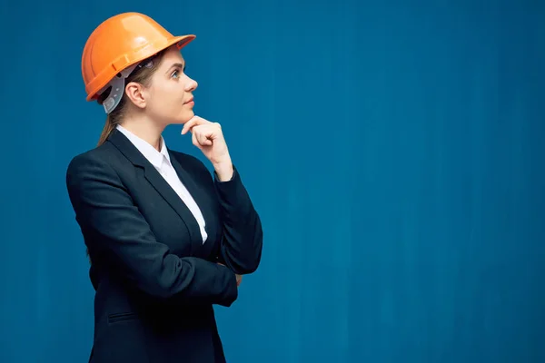 Portret kobiety biznesu myślenia hełmie builder — Zdjęcie stockowe