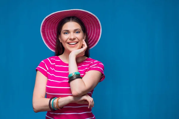 Mujer joven feliz vistiendo sombrero de playa a rayas rosa —  Fotos de Stock