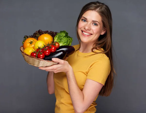 Uśmiechnięta dziewczyna gospodarstwa koszyk z warzywami lata. — Zdjęcie stockowe