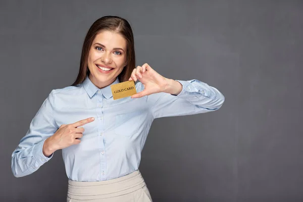 Žena ukazováčkem zlatá kreditní karta. — Stock fotografie