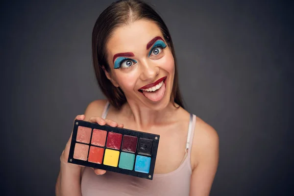 Pazzo make up artista con clown peggiore make up . — Foto Stock