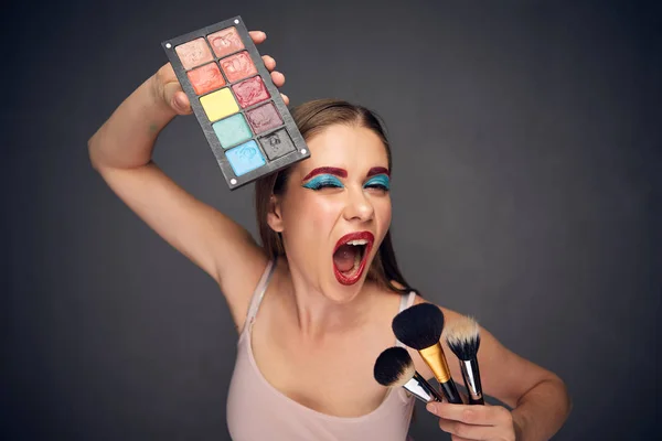 Maquillaje artista con emoción loca . — Foto de Stock