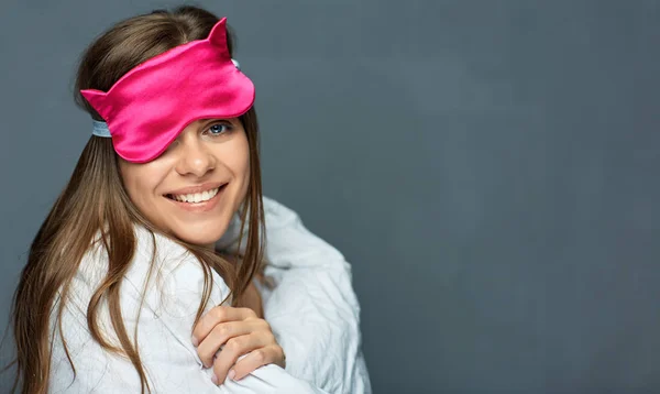 Lächelnde Frau wacht mit Decke auf — Stockfoto
