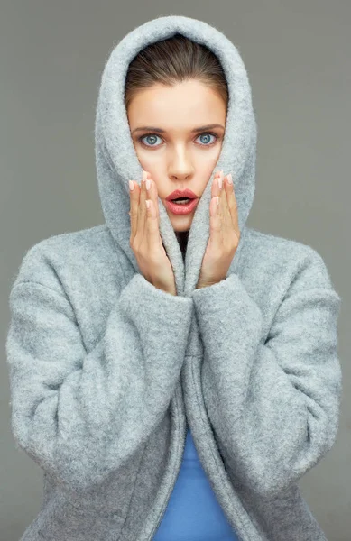 Meglepő nő visel kabátot kapucnival — Stock Fotó