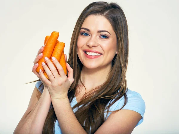 Kvinna anläggning mogna morötter — Stockfoto