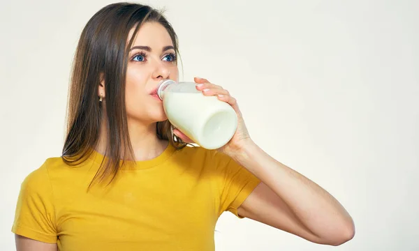 Donna che beve latte dalla bottiglia — Foto Stock