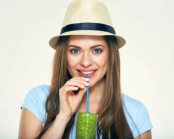 Mulher segurando vidro de suco verde — Fotografia de Stock