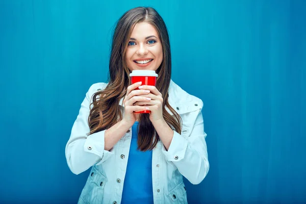 Jonge vrouw die koffie drinkt — Stockfoto