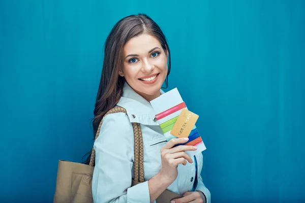 Mujer sonriente sosteniendo tarjetas de crédito —  Fotos de Stock