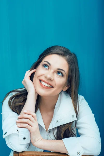 Glimlachende jonge vrouw die omhoog kijkt — Stockfoto