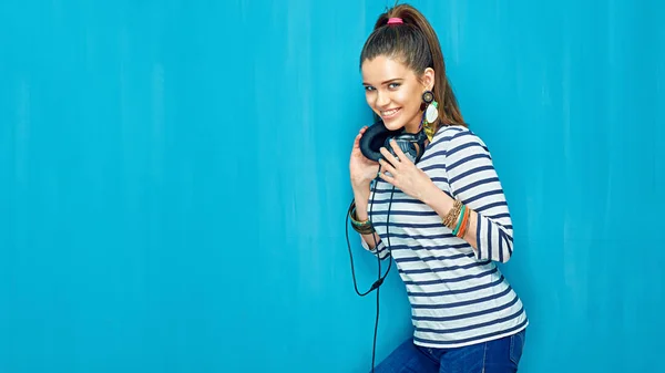 Mujer con auriculares en el cuello —  Fotos de Stock