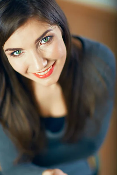 Улыбающаяся женщина с зелеными глазами — стоковое фото
