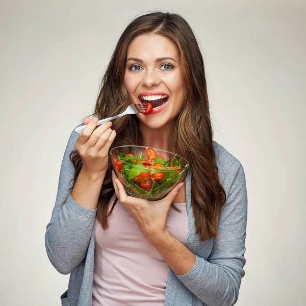 Jovem mulher comendo salada vegetal — Fotografia de Stock