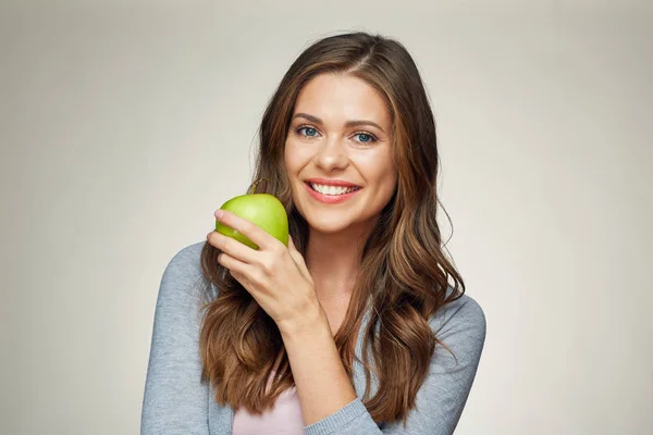 Mulher sorridente com maçã verde — Fotografia de Stock