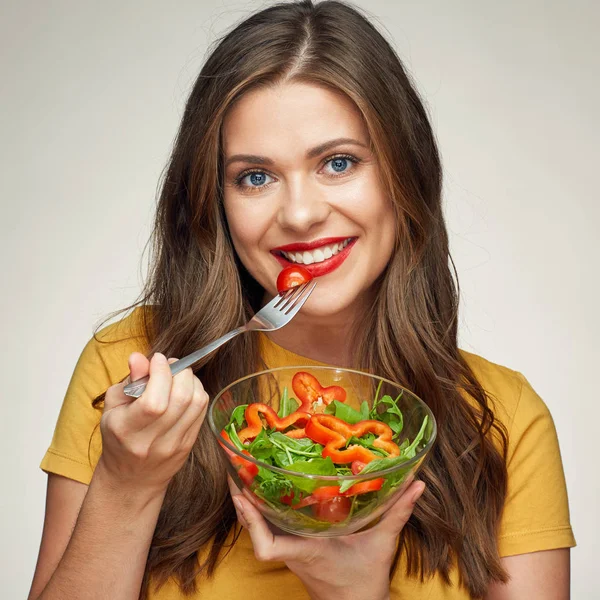 야채 샐러드를 먹는 젊은 여자 — 스톡 사진