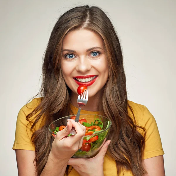 Молода жінка їсть овочевий салат — стокове фото