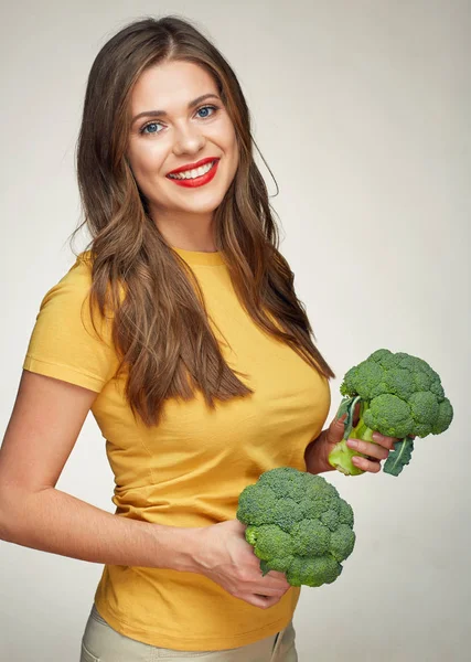 Woman holding grön broccoli — Stockfoto
