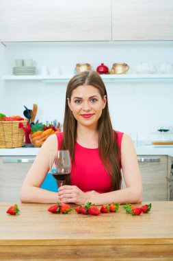 kırmızı şarap cam olan kadın