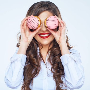 Genç kadın holding kek