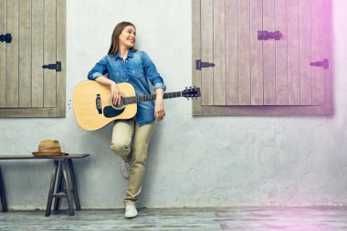 ışık duvara yaslanmış gitar kadınla 