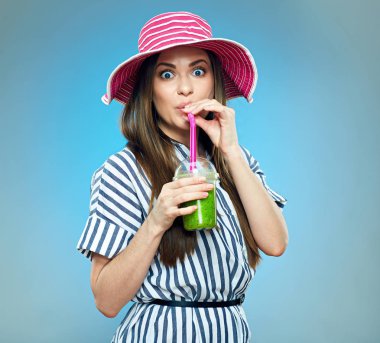 Komik kadın içme yeşil smoothie