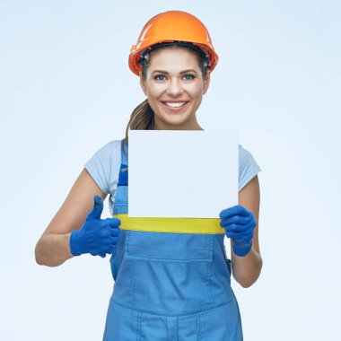 Giyen Oluşturucusu işçisi kadın gülümseyerek korumak kask tutar beyaz 