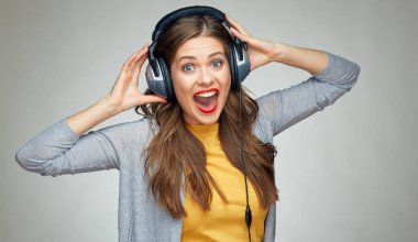 gülümseyen kadın eğlence ile müzik dinleme. 