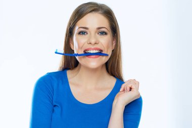 Kadın mavi diş fırçası ile