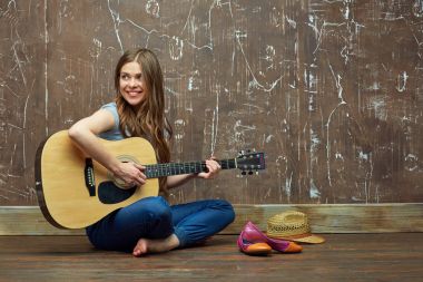 Güzel genç kadın oyun gitar