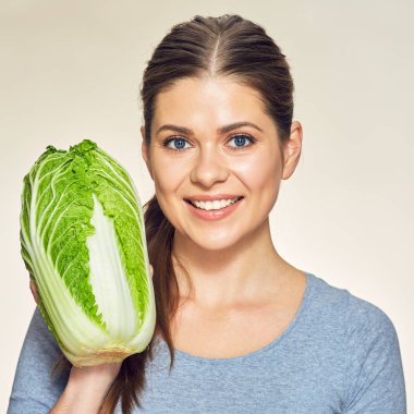 kadın holding yeşil lahana