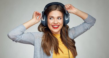 Genç kadın dinleme müzik dans