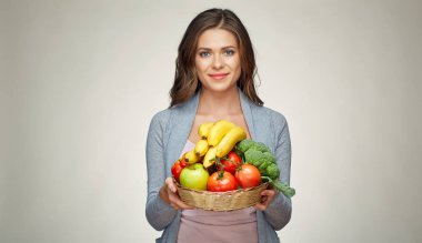 hasır sepet meyve ile tutan kadın