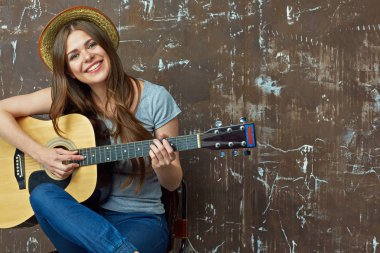 gülümseyen kadın gitar çalmak 