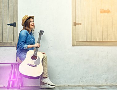  gitar ile sokak bankta oturan kadın