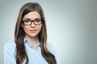 Genç işkadını izole stüdyo portre.