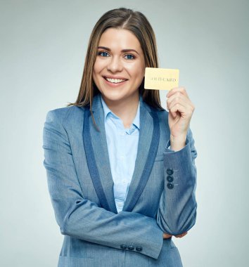 Kredi kartı tutan kadın.